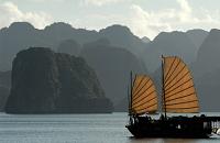 Trek Vietnam à la rencontre des Lolos Noirs, jonque traditionnelle baie halong