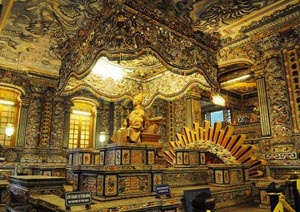 les mausolees des dynasties des Nguyen