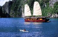 voyages vietnam: le nord-est du vietnam en moto, jonque traditionnelle baie halong